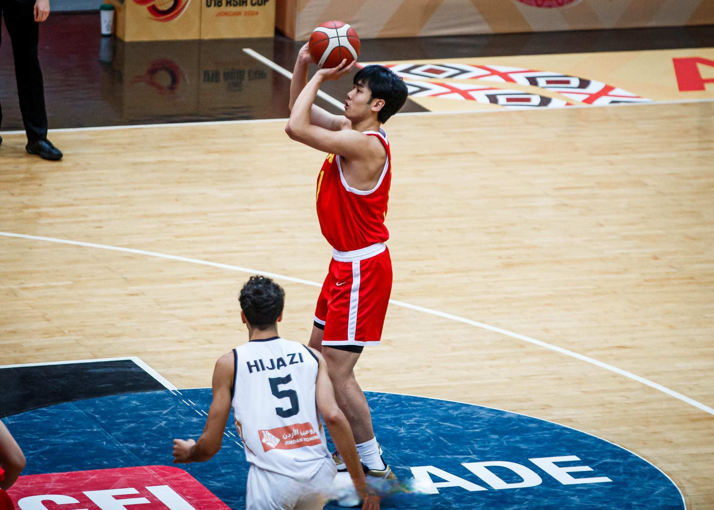 半岛体育-加时末段广东宏远绝杀压哨：亚冠节点到来，球迷炸锅，身体对抗强度拉满 